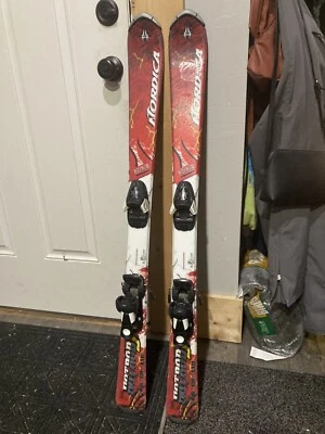 110 cm Nordica Hot Rod junior con fijaciones de esquí Salomon Foto 1 de 4