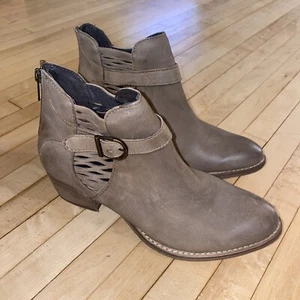 Botas al tobillo Charles By Charles David con cremallera trasera de cuero talla 7,5 nuevas con caja - Imagen 1 de 12