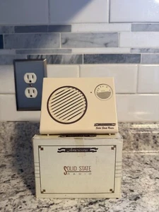 Radio de mesa AM de estado sólido Americana con forma de cuña modelo alimentado por batería 14203 años 60 - Imagen 1 de 4