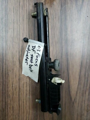 Ford Focus 2003 montaje ajustador de cinturón de seguridad delantero izquierdo Foto 1 de 2