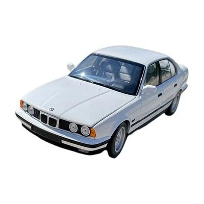 Minichamps 1:18 BMW 535i (E34) 1988 white green openable alloy car model - Image 1 of 4