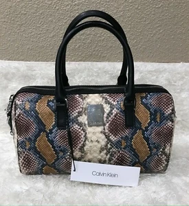 Cartera/bandolera Tonya en relieve cuero serpiente Calvin Klein precio de venta sugerido por el fabricante $228 nuevo con etiquetas - Imagen 1 de 3