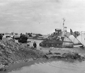 6x4 Gloss Photo ww6FB Normandy D-Day Gold Beach 7 June 1944 Sherman - Picture 1 of 1