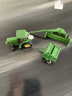 Tractor diecast de juguete John Deere con bailer y arado Foto 1 de 4