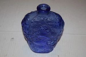 Libbey CANADA Cobalt Blue Glass Bottle Raised Ocean Seashells 8.5 Inches 32 Oz - Picture 1 of 4