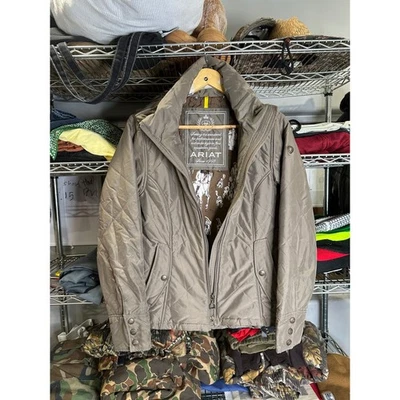 Chaqueta de Granero Acolchada Ariat Estampado de Caballo Ecuestre Forrada Cremallera Taupe Mujer Foto 1 de 4