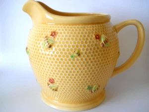 Williams Sonoma Honeycomb Bee Pitcher Jug Retired 7 1/2" 80 Ounce XLNT - Picture 1 of 10