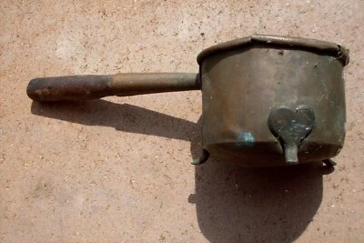 ANCIEN ET MINUSCULE POT TRYPODE PIEDS COEUR  EN CUIVRE ART POPULAIRE XIXème  - Photo 1/3