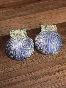VINTAGE GOLD TONE CLOISONNÉ SCALLOP SHELL EARRINGS 1.25”PURPLE & GREEN - Picture 1 of 4