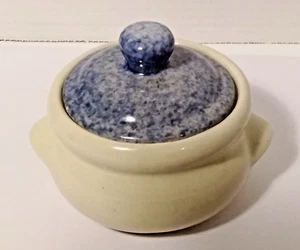 Vintage Stoneware Sugar Bowl Honey Pot Tan with Handles & Blue Spackle Glaze Lid - Foto 1 di 15