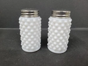 Ancienne salière et poivrière Fenton Hobnail verre à lait blanc avec couvercle en métal - Photo 1/2