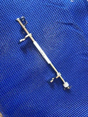 BARRA DE LOCALIZACIÓN DE ASIENTOS YAMAHA YZF 600 R6 2C0 GENUINA SIN USAR 2C0-24780-00    Foto 1 de 4