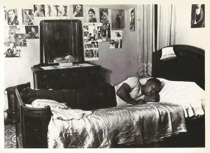 Cartolina Aaron Siskind, fotografo Harlem, senza titolo (uomo a letto), 1939-40 come nuova - Foto 1 di 1