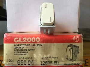 INVERTITORE 10A 250V BIANCO LEGRAND MOLVENO - Foto 1 di 1