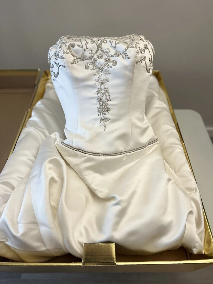 Elegante Vestido de Boda Casablanca Línea A Marfil/Impresionante Cuentas de Plata/Velo/Tiara Foto 1 de 4