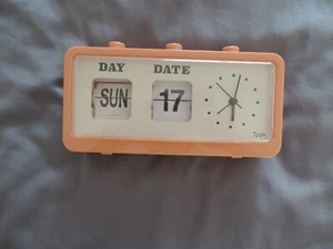 TYPO FLIP CLOCK - Picture 1 of 2