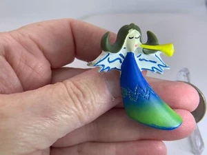 Angel Sounding Trumpet Vintage Glazed Pottery Brooch Pin V-9792 - Picture 1 of 3