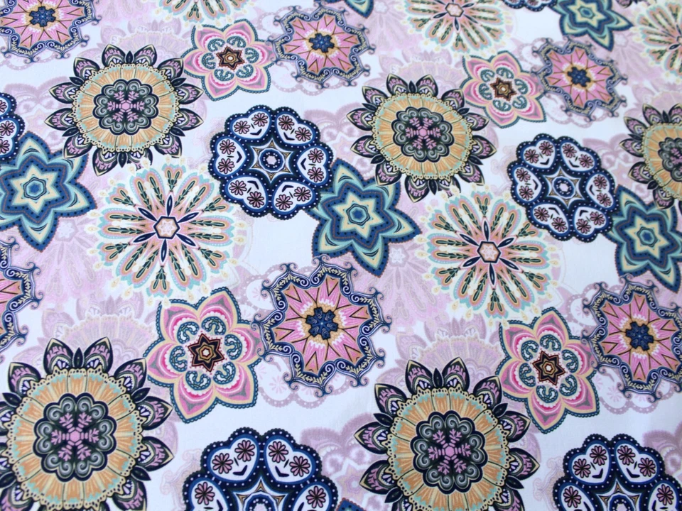 French Terry "Mandala ", (17,90 €/m),150 cm breit - Bild 1 von 3