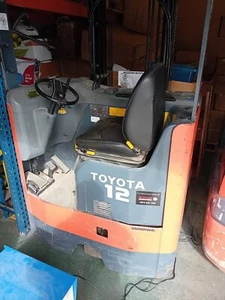 Toyota Electric Reach fork lift truck - 4m - for warehousing - Picture 1 of 5