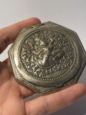 Poudrier ancien en argent 900 ‰ Thaïlande - Divinité - Beaux Reliefs - Photo 1/4