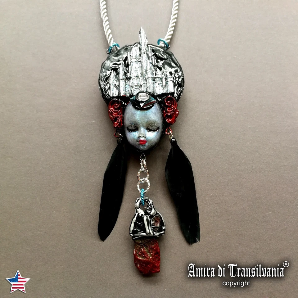 Collar Colgante Joyería Gótica Castillo Medieval Símbolos de Brujería Plumas de Cuervo Foto 1 de 4