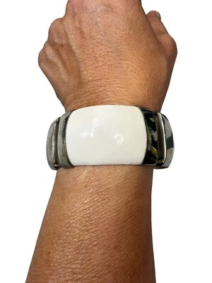 Pulsera artesanal tallada a mano de hueso bovino vintage con cierre de pasador con bisagras Foto 1 de 4