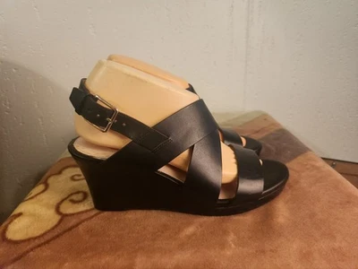 Sandálias anabela Cole Haan feminina tamanho 8B Penelope preta com tiras #53 - Imagem 1 de 4