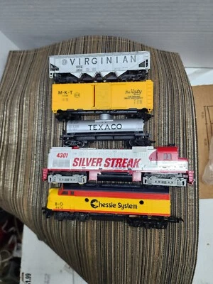 Vintage Tyco HO Scale Silver Streak Diesel Locomotive #4301 and rail cars in pic - Image 1 of 4