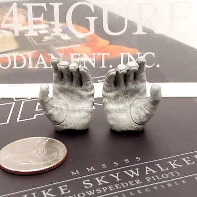 Hot Toys MMS585 Skywalker Snowspeeder Pilot 1/6 Figure's 2 Gloved Open Hands - Image 1 of 4