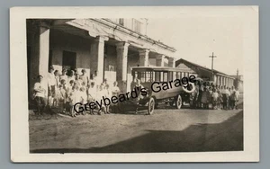RPPC frühes Busauto in Kleinstadt Kuba? Mexiko? Echt Foto Postkarte - Bild 1 von 2
