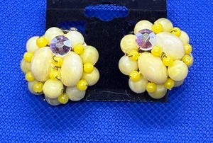 Vintage Japan handverdrahtete gelbe AB Strass & Acryl Cluster Clip auf Ohrringe - Bild 1 von 5