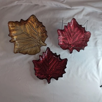 Conjunto de 3 folhas douradas e vermelhas Two's Company - Imagem 1 de 4