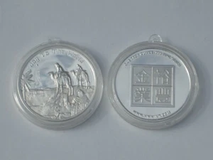 JOY TO THE WORLD!- ONE 1 OZ HW MINTING HWMC FINE .999 SILVER COIN ROUND ORNAMENT - Picture 1 of 2