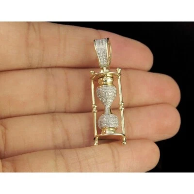 Colgante de reloj de arena enchapado en oro amarillo de 14 quilates moissanita brillante D/FL 0,30 quilates 1,5" Foto 1 de 4