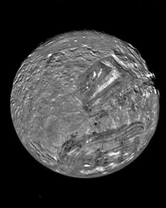 Nueva Foto del Universo Espacial 11x14: Miranda, Luna de Urano Capturada por la Voyager - Imagen 1 de 1