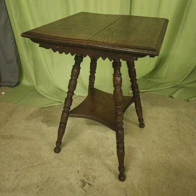 Antigua mesa auxiliar de salón de roble patas torneadas estante inferior delantal festoneado victoriano Foto 1 de 4