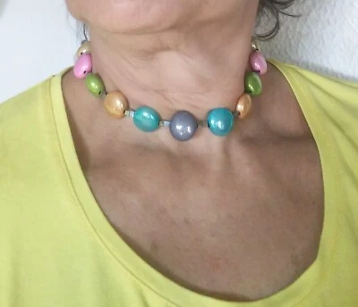 COLLARINO MULTICOLOR con pastiglie metallizzate pastello, girocollo minimal - Immagine 1 di 4