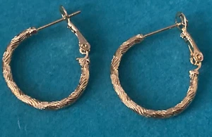 Niedliche neue gelbvergoldet Fischschuppen-Design Band rund 20 mm 3/4" Creolen - Bild 1 von 6