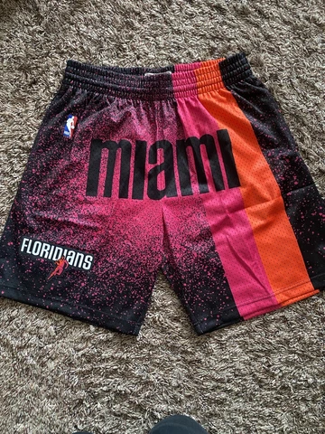 NBA Mitchell And Ness Miami Heat Floridians Re-Take Gradient Swingman Shorts L Cover