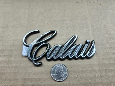 Oldsmobile OEM Cutlass Calais Nuevo Nuevo de Lote Antiguo Script 4.5" Emblema Insignia Logo Nombre Foto 1 de 4