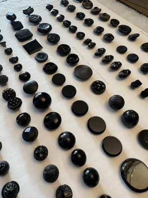 Lote de 120 BOTONES DE VIDRIO NEGRO ANTIGUOS VINTAGE Juegos Duplicados Feria Mundial Foto 1 de 4