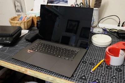 ASUS Zenbook 16" 3K OLED AMD Ryzen AI 9 365 24GB Pantalla Táctil Foto 1 de 4