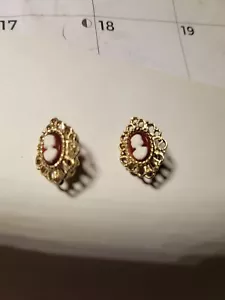 Orecchini Emmons Clip On Tono Oro Firmati Cammeo Vedi Foto - Foto 1 di 4
