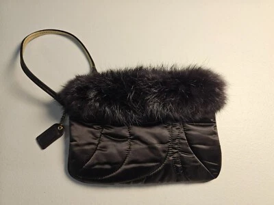 Muñequera Coach marrón acolchada de satén con piel  Foto 1 de 4