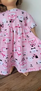 Vestido tejido rosa hecho a mano con caprichosas caras de gato se adapta a 23" My Twinn - Imagen 1 de 4