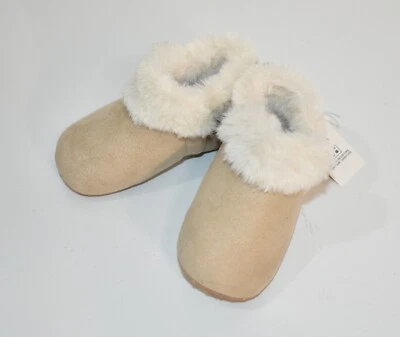 Old Navy 靴子尺寸 12-18 个月人造毛皮米色女孩 — 第 1/4 张图片