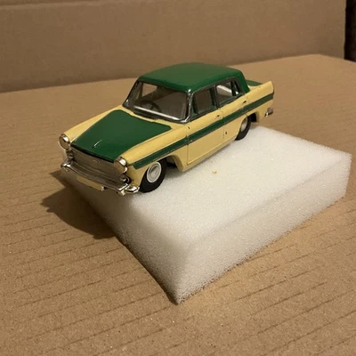 Spot On Triang Austin A60 Cambridge - Modelo restaurado Foto 1 de 4