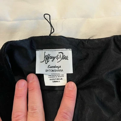 Mantón de gamuza Jeffery Dara Evenings de Tom Barra estola negra Foto 1 de 4