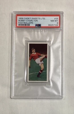 Tarjeta de novato Bobby Charlton RC 1958 Cadet Sweets Futbolistas #25 PSA 8 Foto 1 de 2