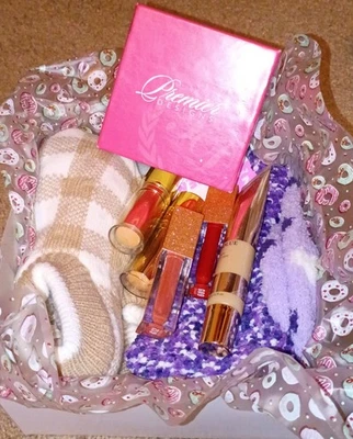 Women's Gift Box For Christmas See Description For Details.... - Image 1 of 2